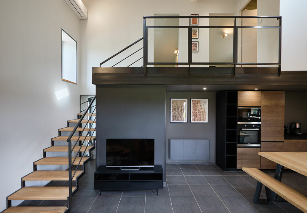 photographie intérieure d'un escalier