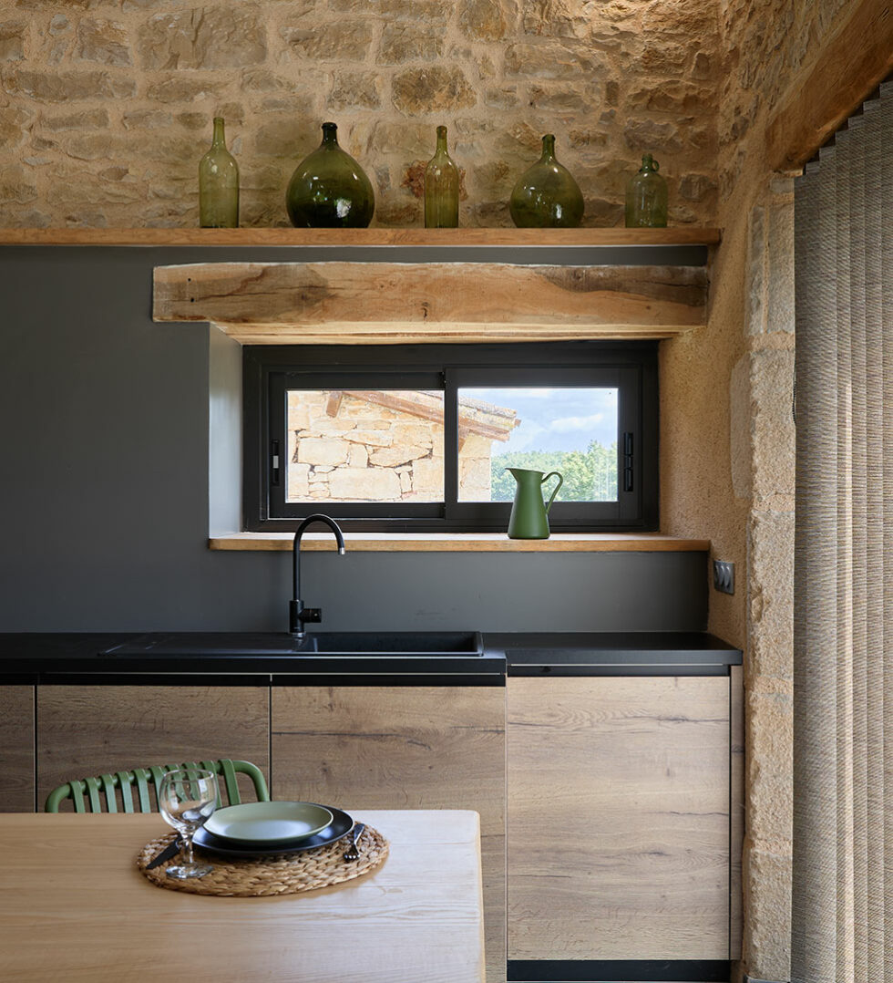 photographie intérieure avec une table et une fenêtre