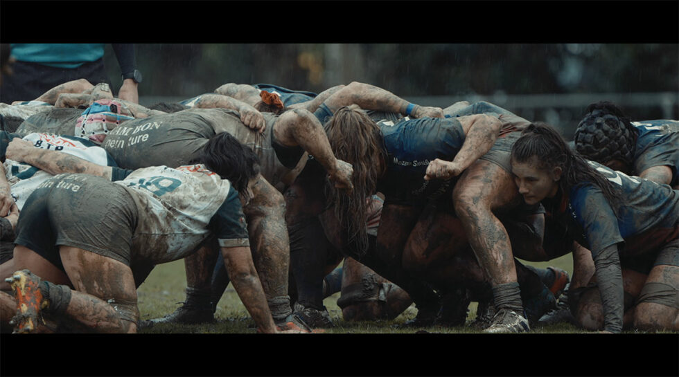 des filles faisant une mêlée de rugby
